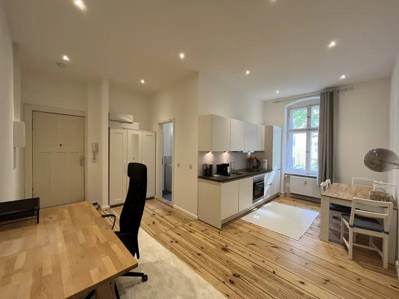 Elegant & Bright Altbau Flat with French Balcony – Fully Furnished in Central Berlin — photo 1